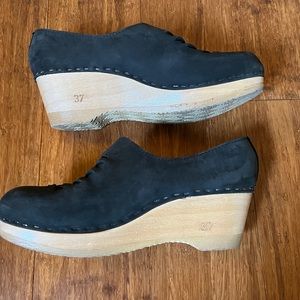 No. 6 Issa Closed Back Clog Mid Wedge